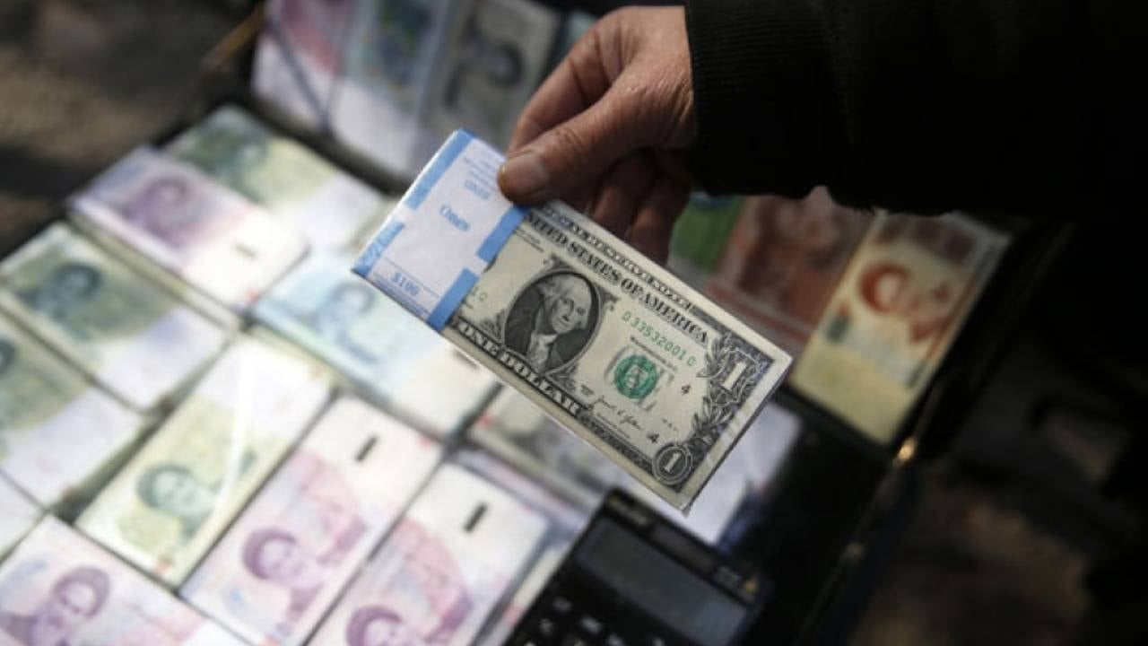 Komşu ülkenin para birimi yerle yeksan oldu: Kurları durduramıyorlar
