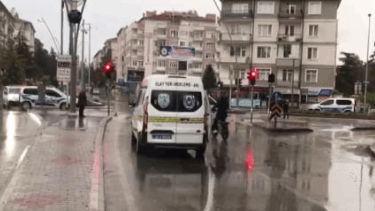 Hırsızlar kaza yaptı, altınlar etrafa saçıldı