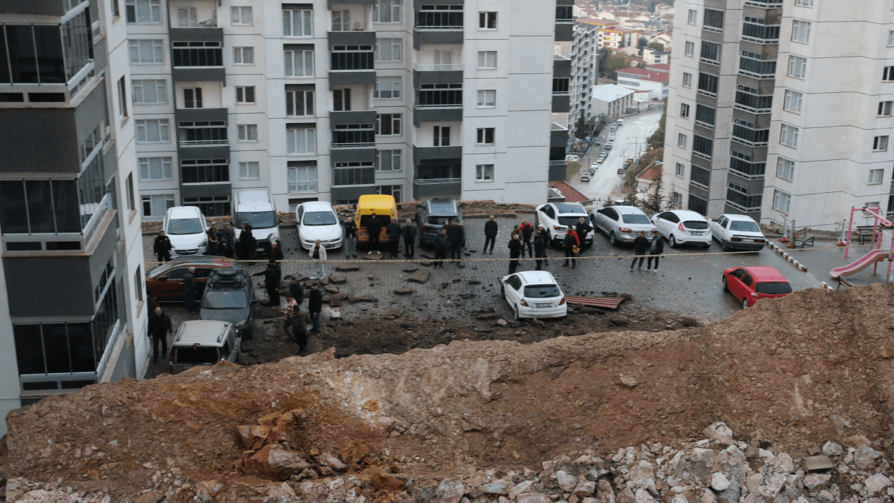 Sitenin istinat duvarı çöktü: Faciadan dönüldü