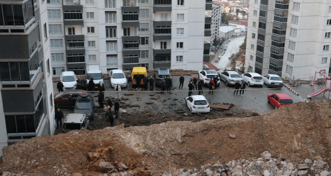 Tokat'ta sağanak yağış sonrası istinat duvarı çöktü