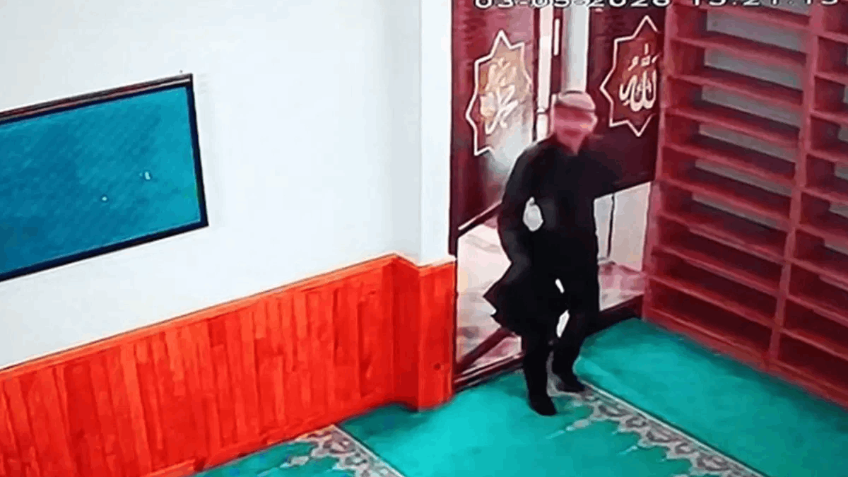 Caminin sadaka kutularını çalıp kayıplara karıştı