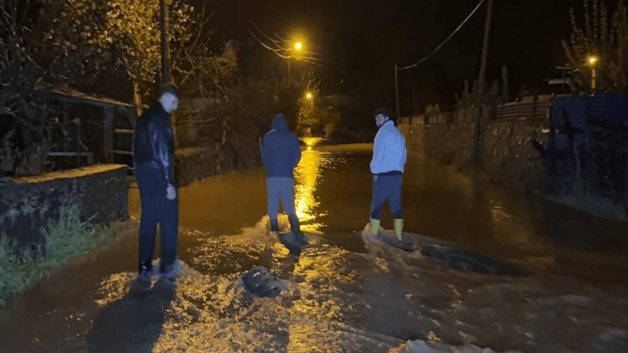 Sakarya'da sağanak; dere taştı, mahalleyi su bastı