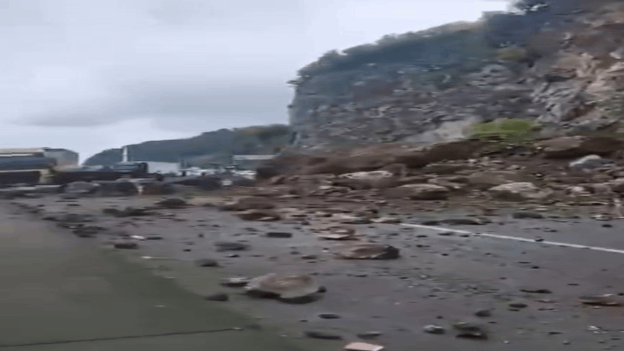 Artvin’de heyelan; yol ulaşım kapandı