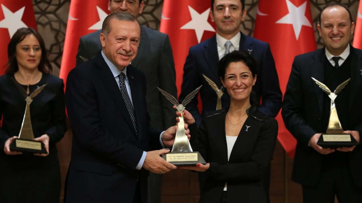 İBB yöneticisi profesör Erdoğan'ın elinden ödül almış
