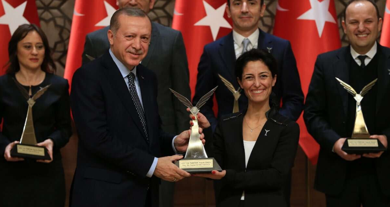 Şafak operasyonunda gözaltına alınmıştı: İBB yöneticisi profesör Erdoğan'ın elinden ödül almış