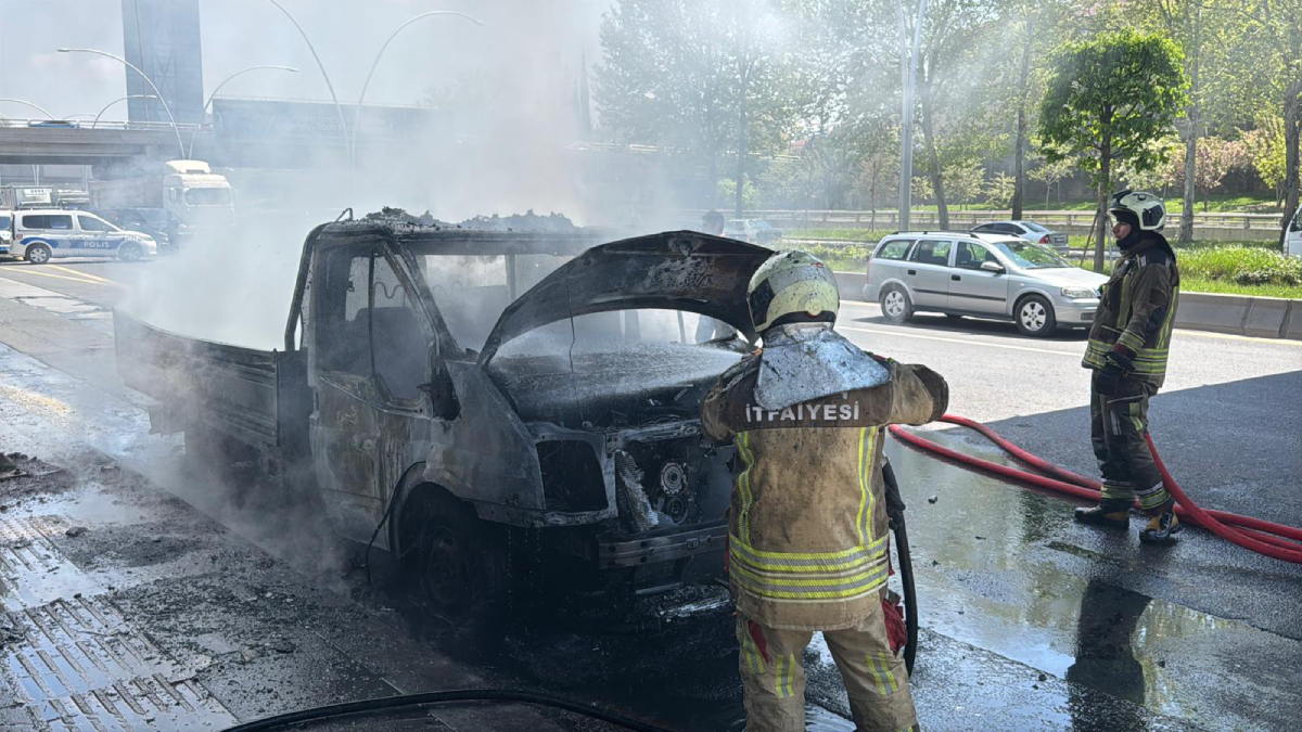 Seyir halindeki kamyonet bir anda alev topuna döndü