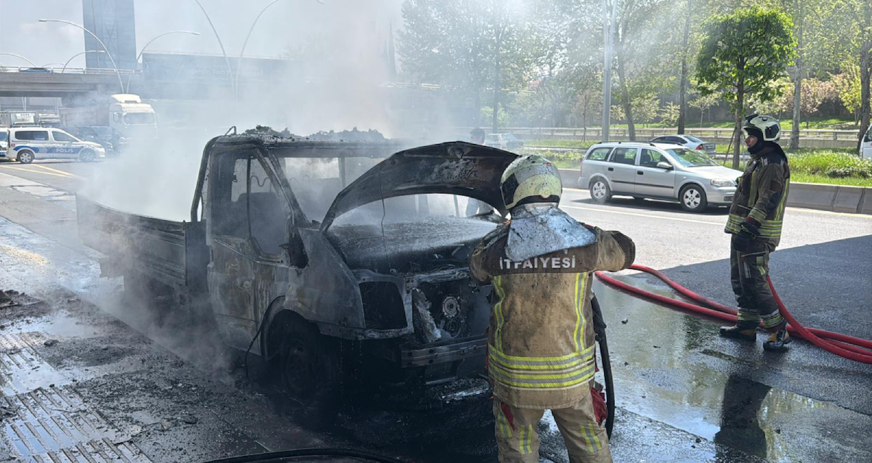 Ankara Altındağ'da seyir halindeki kamyonet yanarak kullanılamaz hale geldi