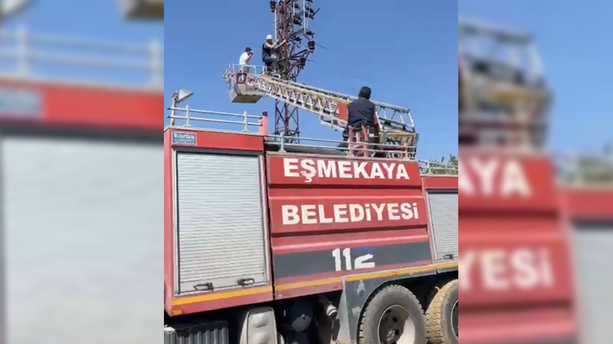 Tamir için direğe çıktı, elektrik akımına kapılıp mahsur kaldı