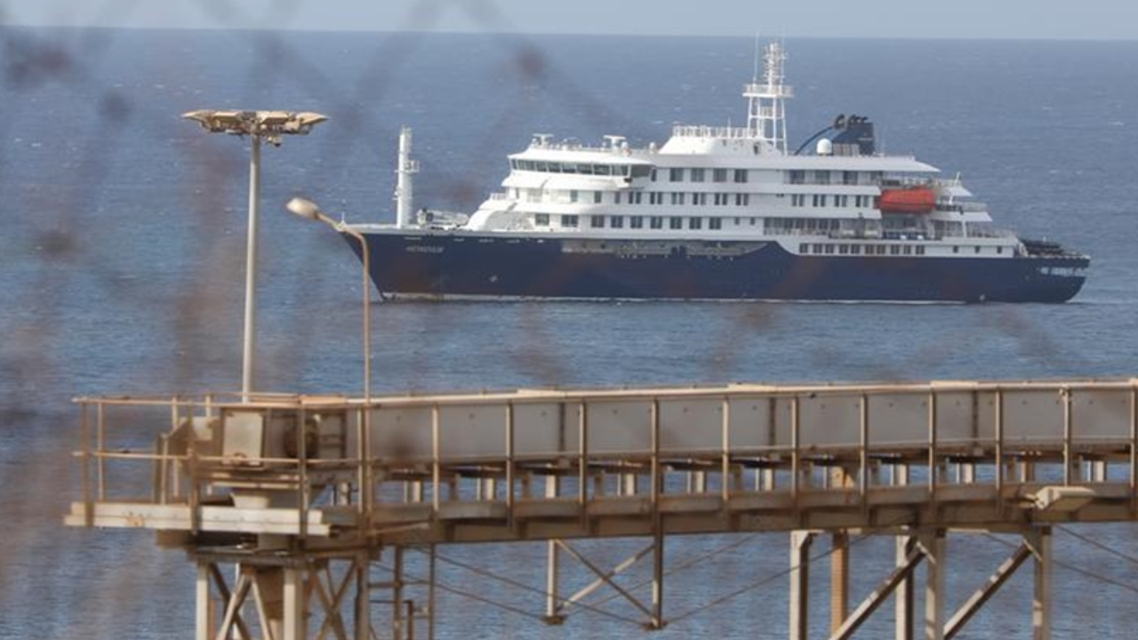 Hantavirüs vakalarının tespit edildiği yolcu gemisi, Tenerife kentine ulaştı