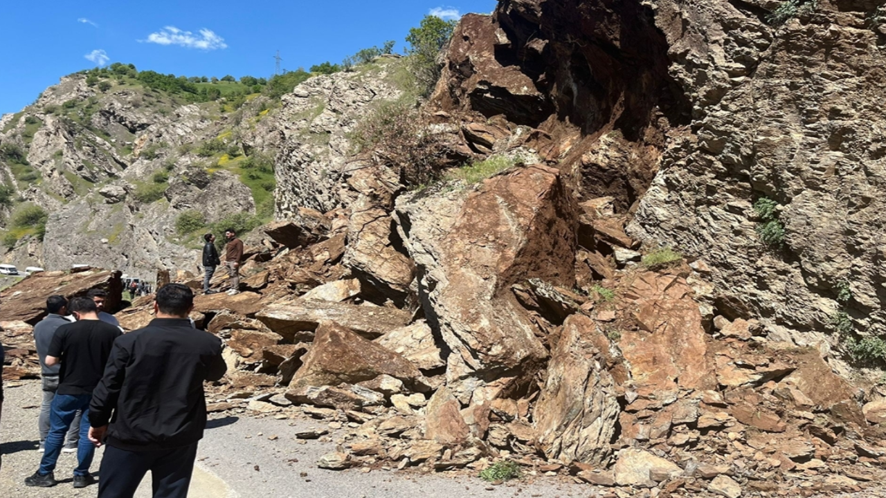 Şemdinli-Derecik kara yolu, heyelan nedeniyle ulaşıma kapandı