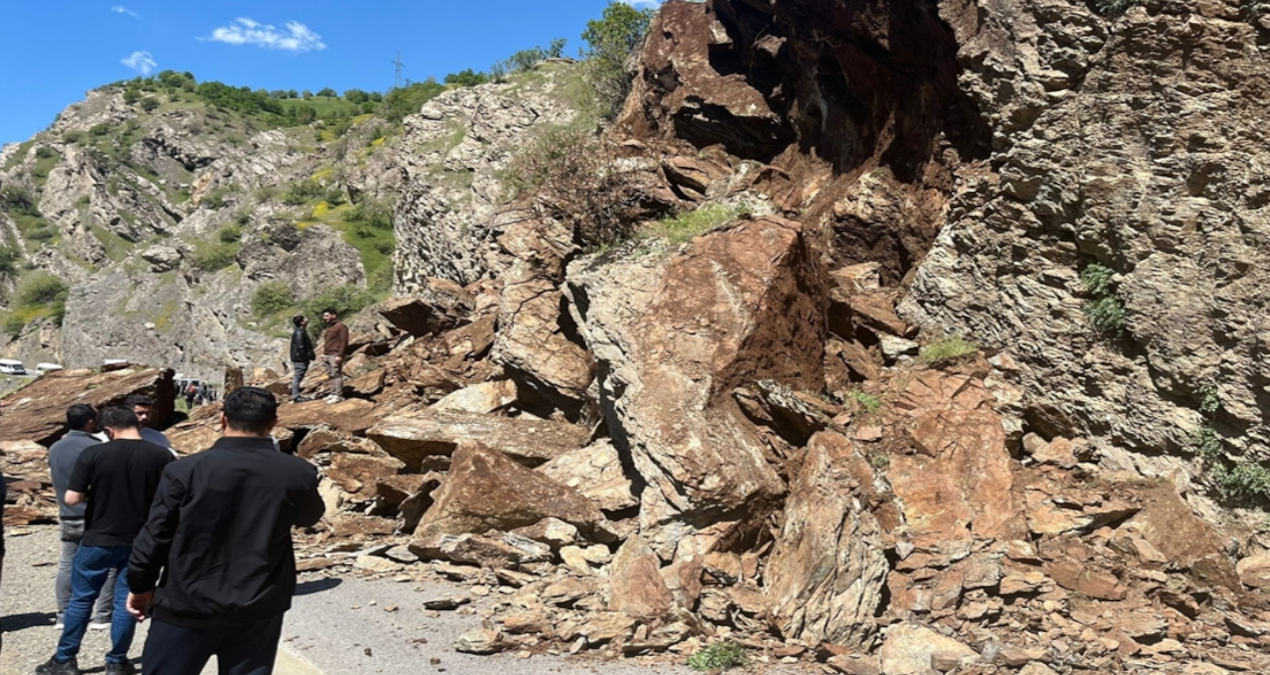 Şemdinli-Derecik kara yolu heyelan nedeniyle ulaşıma kapandı