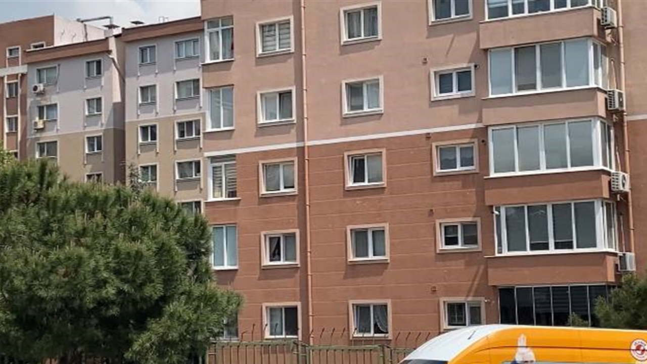Eşini bıçakladı: Karakola teslim oldu