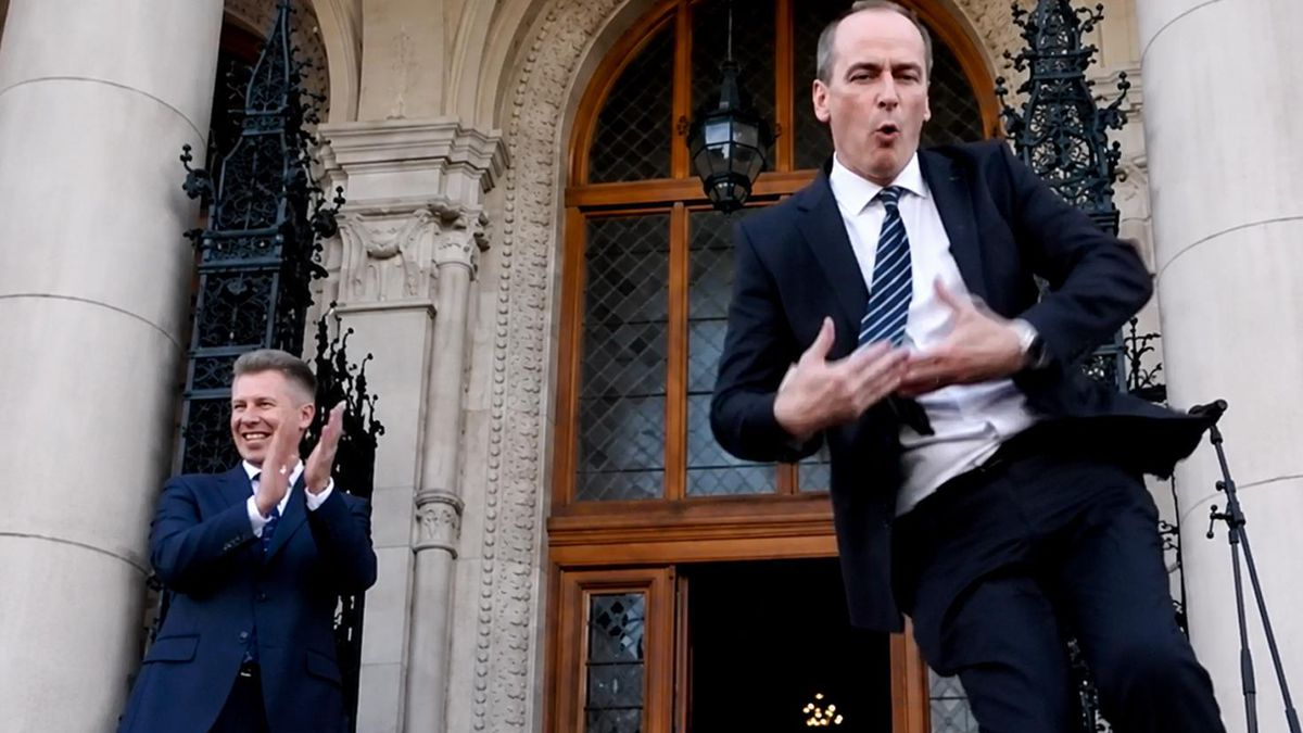 Macar bakan dans ederken kendinden geçti