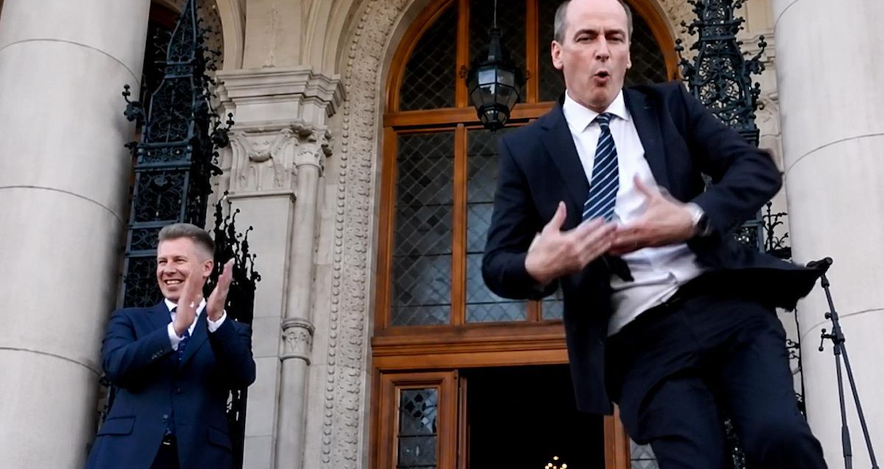 Macar bakan dans ederken kendinden geçti