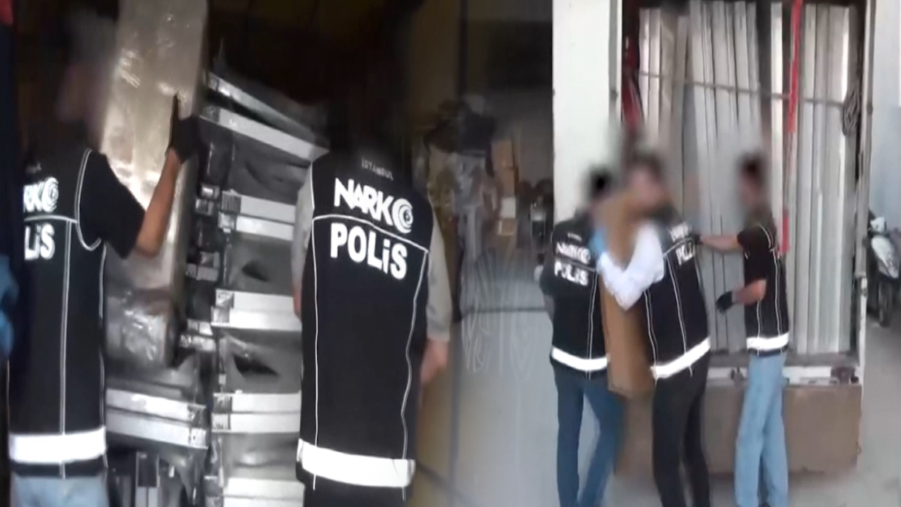Bağcılar'da duş teknelerinin arasına gizlenmiş 92,5 kilogram uyuşturucu yakalandı