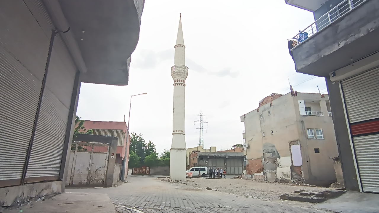 Cami gitti, minaresi kaldı