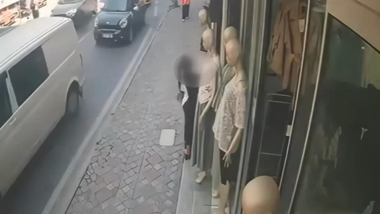 Cansız mankenin üzerindeki kıyafeti giyip gitti!