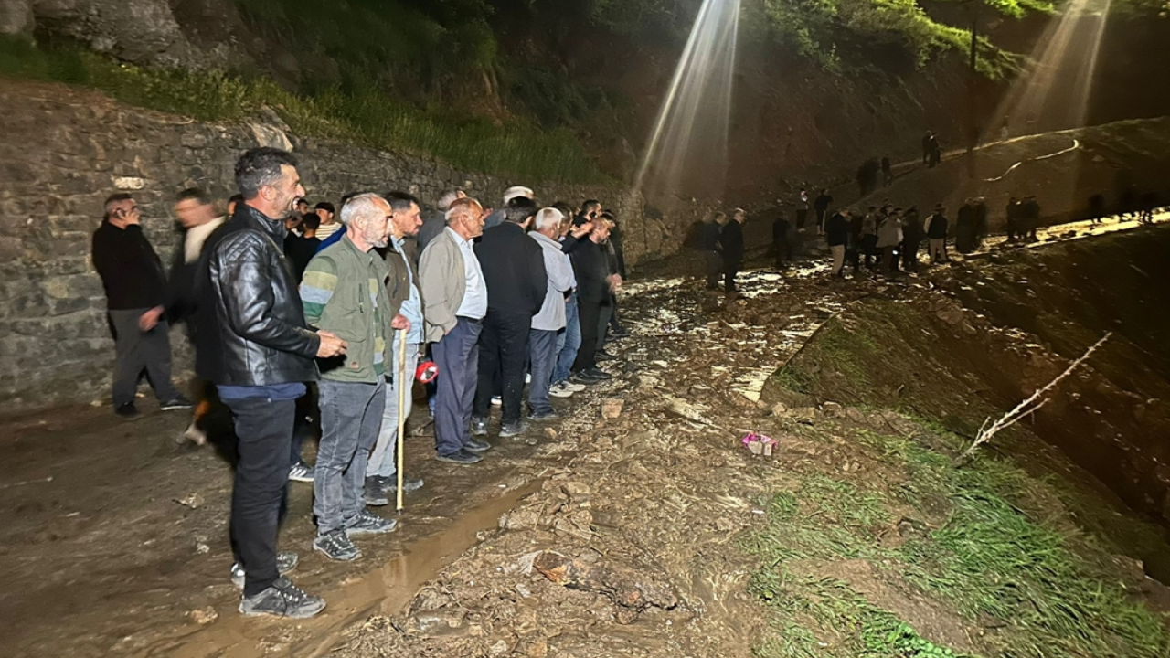 Şırnak'ta dereler taştı; Köprüler yıkıldı, araçlar suya kapıldı