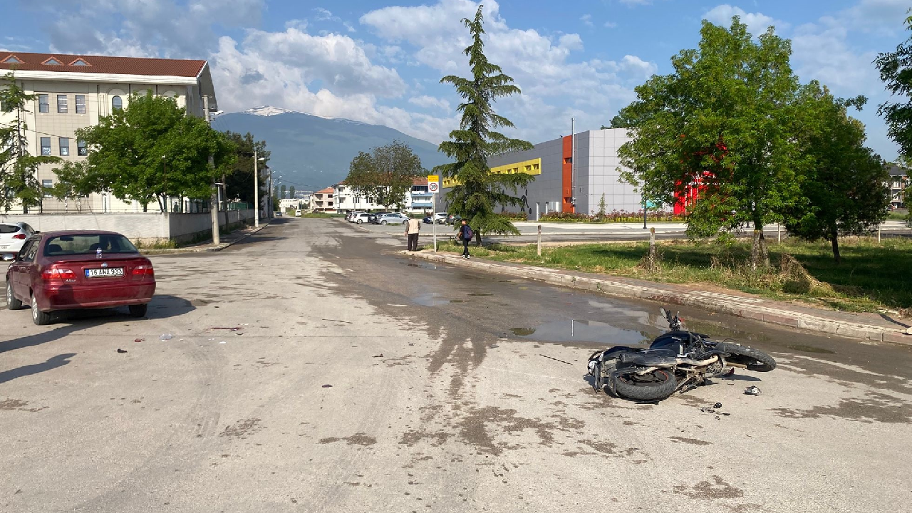 Otomobil ile motosiklet çarpıştı, 5 kişi yaralandı