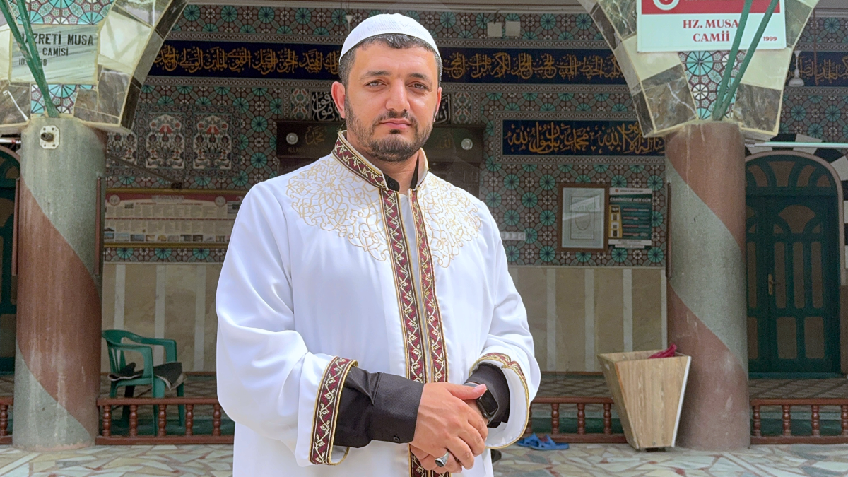 Camide kalp krizi geçirdi, imamın kalp masajıyla hayata döndü