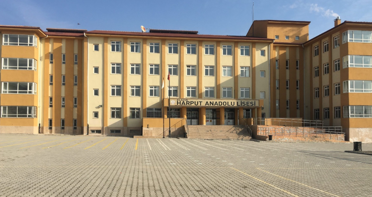 Elazığ'da bir öğrencinin çantasında silah ve kesici aletler bulundu