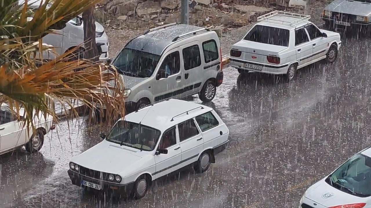 Manisa'yı hem dolu hem sağanak vurdu
