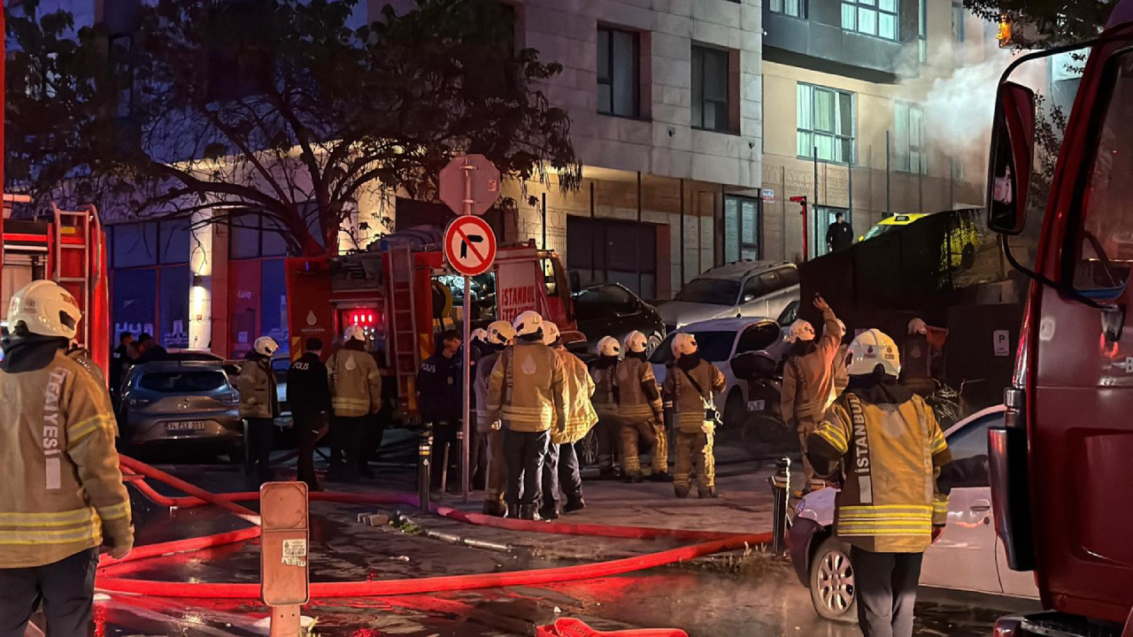 Şişli'de panik anları: Motosiklette başlayan yangın binaya da sıçradı