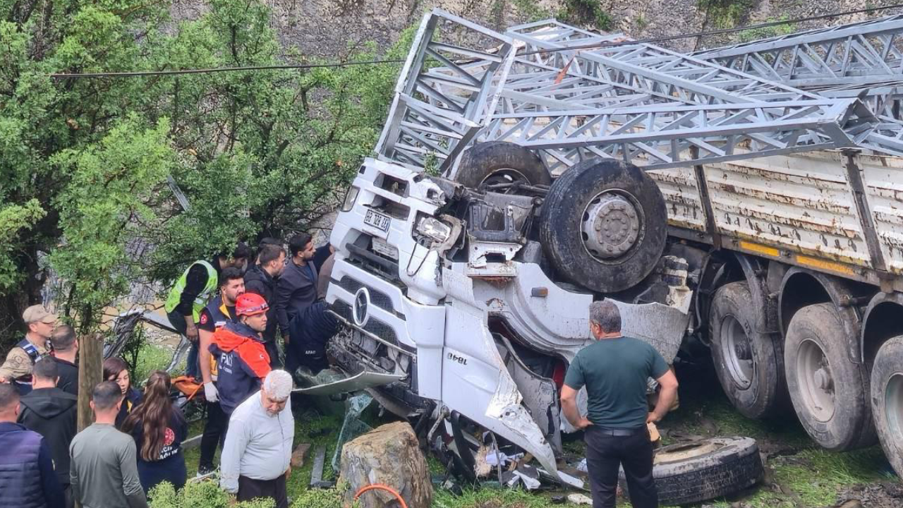 Elektrik direği yüklü kamyonun şoföründen acı haber
