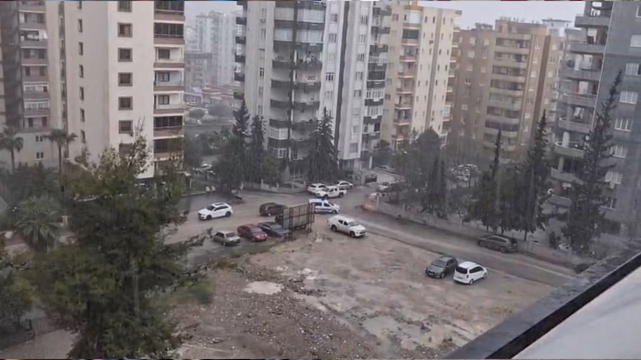 Adana'da sağanak ve dolu hayatı felç etti
