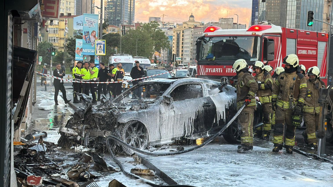 Otomobil dükkana dalarak alev alev yandı