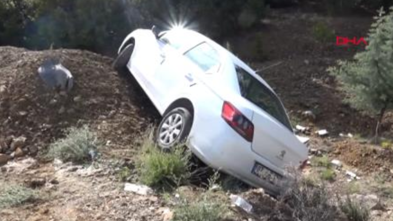 Lastiği patlayan otomobil şarampole devrildi