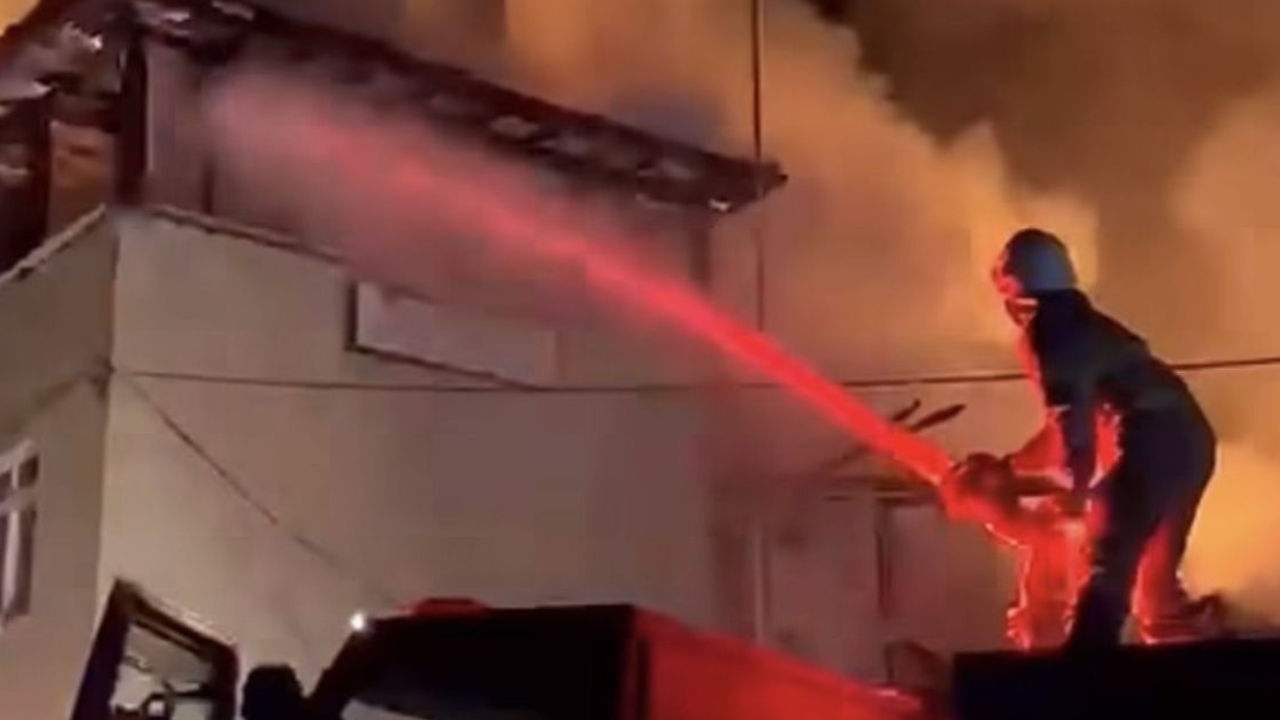 Evde başlayan yangın, köy konağı ve camiyi de kül etti
