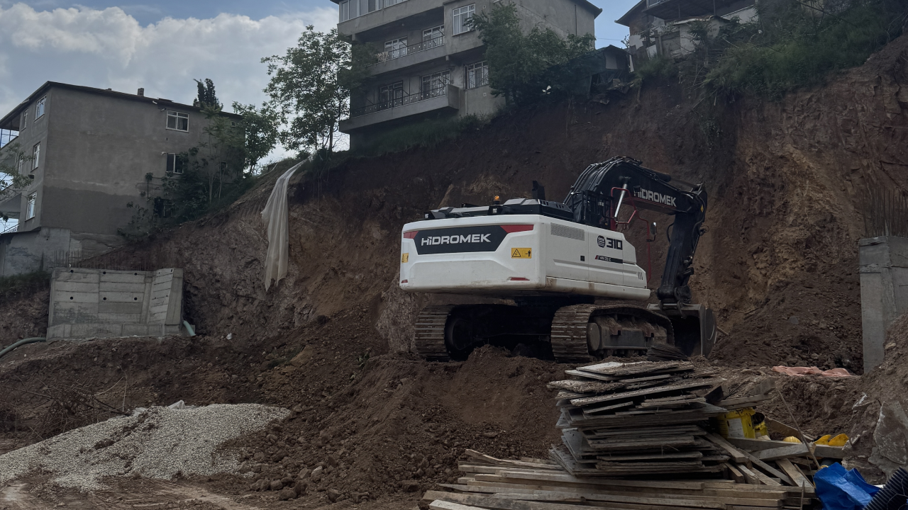 Temel kazısında toprak kayması meydana geldi, 5 bina boşaltıldı