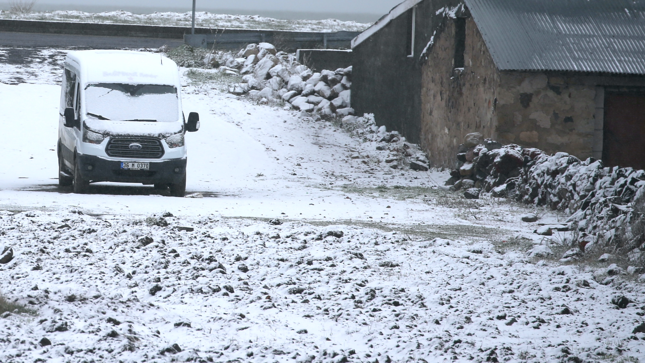 Kars'ta mayısın ortasında kar yağdı