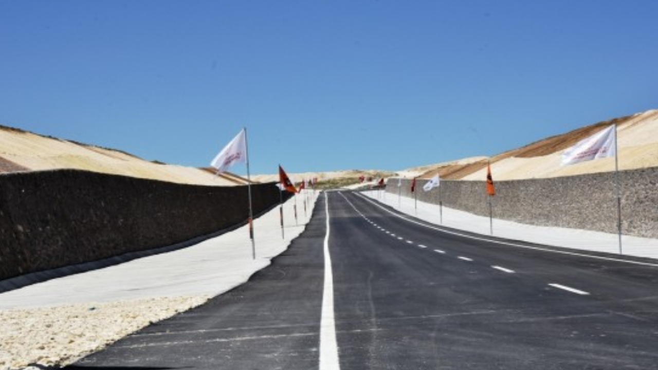 Ahlat-Malazgirt yolunda zemin kayması meydana geldi