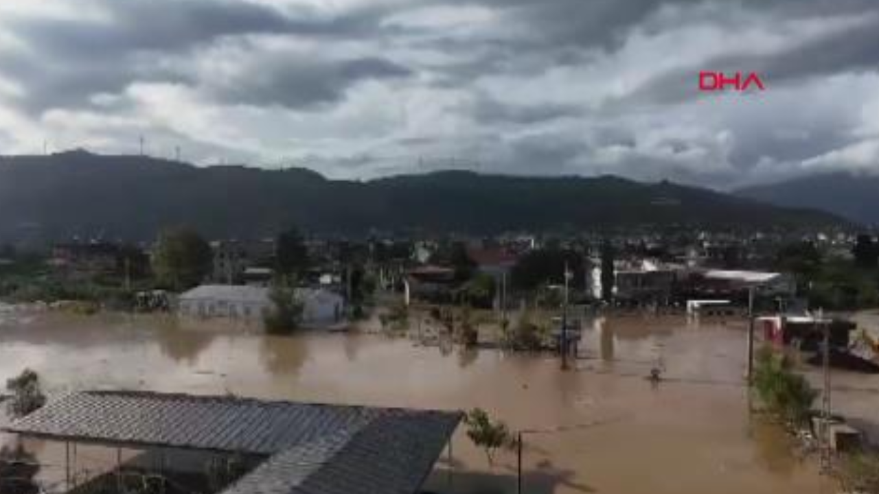 Hatay'da sağanak; su altında kalan yerleşim yerleri dronla görüntülendi