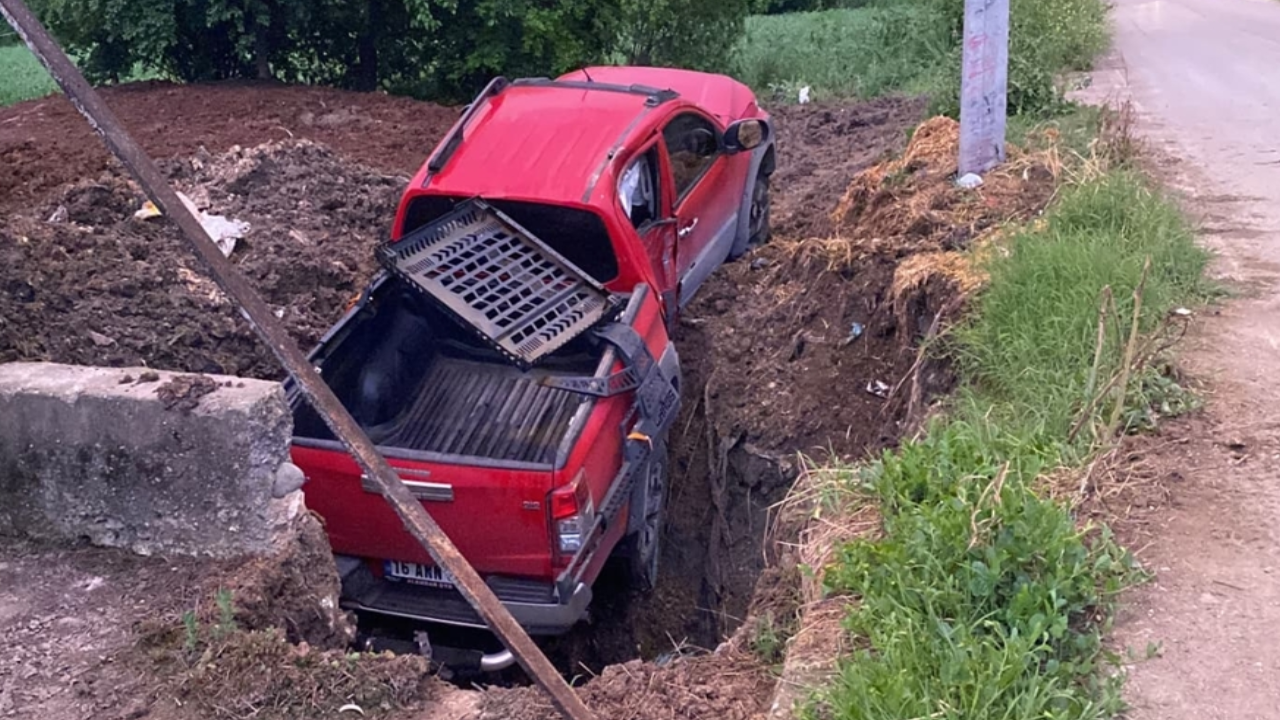 Bursa'da kamyonet, direğe çarpıp gübre çukuruna düştü: 1 yaralı