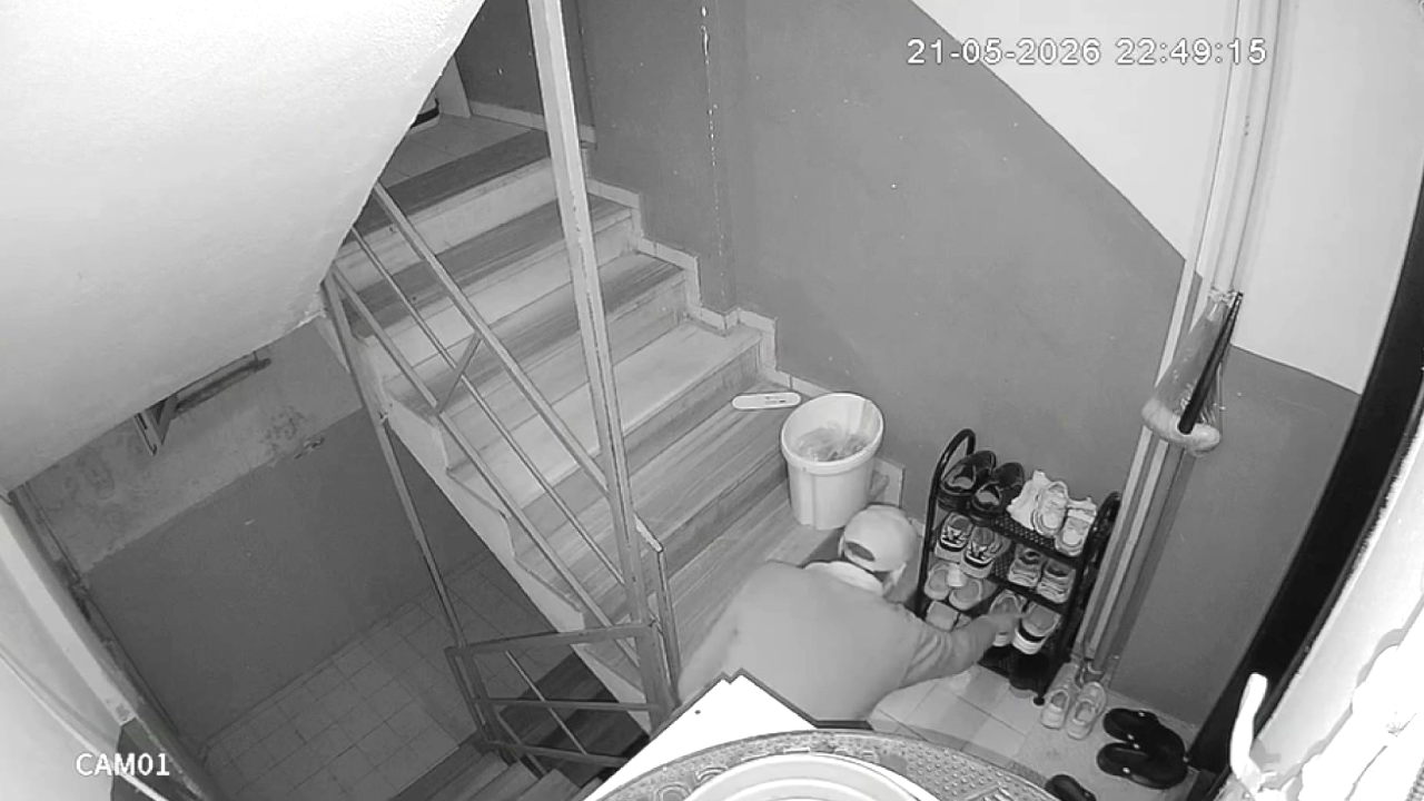 Telefon ışığıyla ayakkabı hırsızlığı! Bir aile şokta