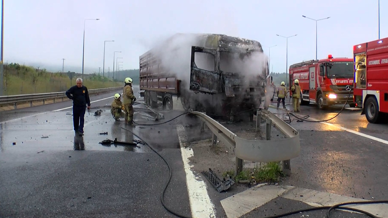 Bariyerlere çarpan TIR alev alev yandı