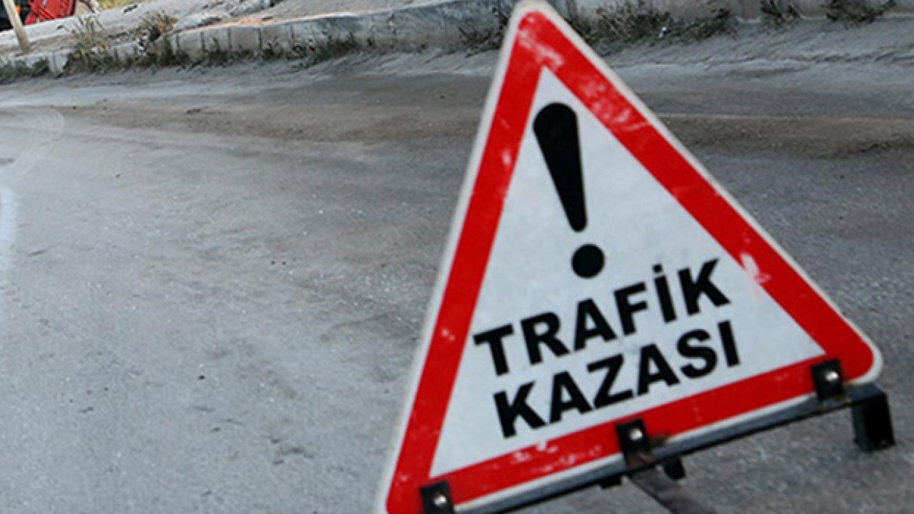 Samsun'da yolcu otobüsü aydınlatma direğine çarptı