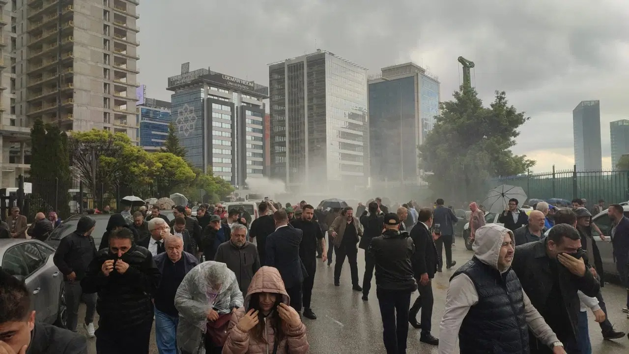 CHP Genel Merkezi'ne yürümek isteyen il başkanlarına biber gazı