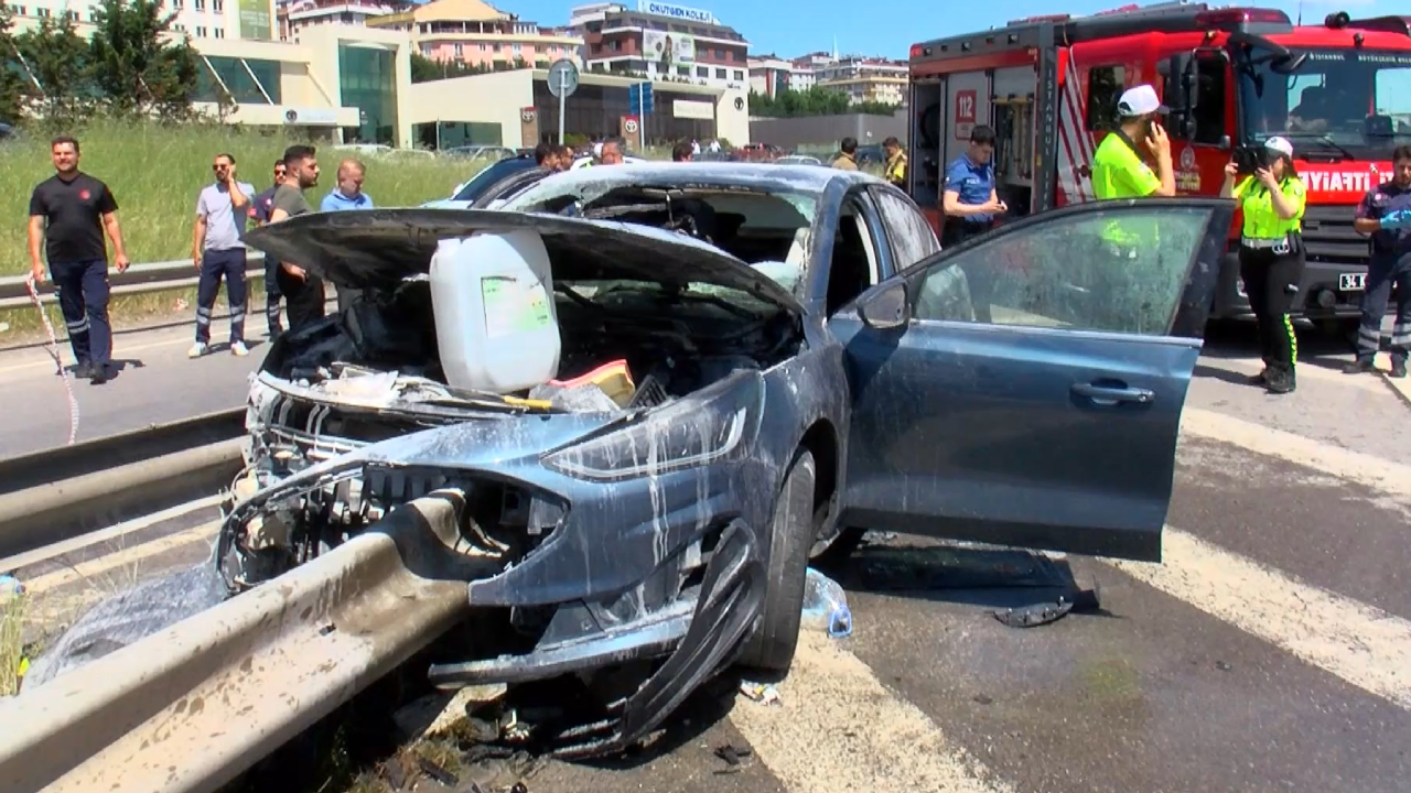 Çekmeköy'de bir otomobil bariyere saplandı