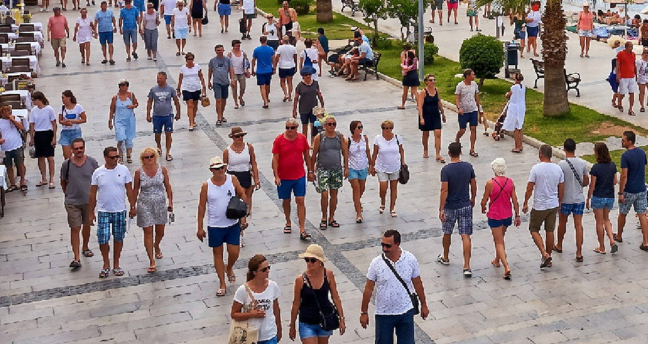 Kuşadası'na dört kruvaziyer gemisiyle 10 bin 800 turist geldi