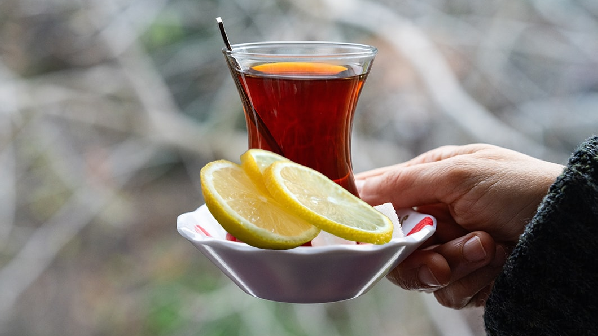 Yıllardır yapıyoruz ama gerçek farklıymış: Çaya limonun etkisi açıklandı