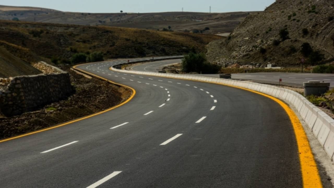 Denizlerden çıkardıkları çöplerle asfalt yol yaptılar