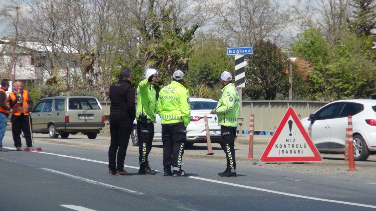 Silivri'de kamyondan yola döküldü, trafik tamamen durdu