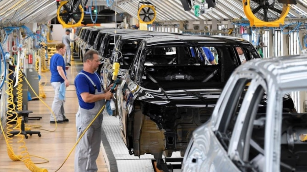 Otomotiv devi 60 yıllık efsane model için 3 fabrika kuracak