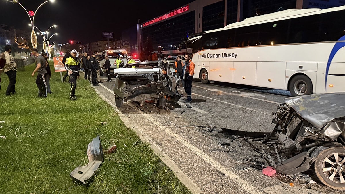 Zincirleme kazada araçlar hurdaya döndü