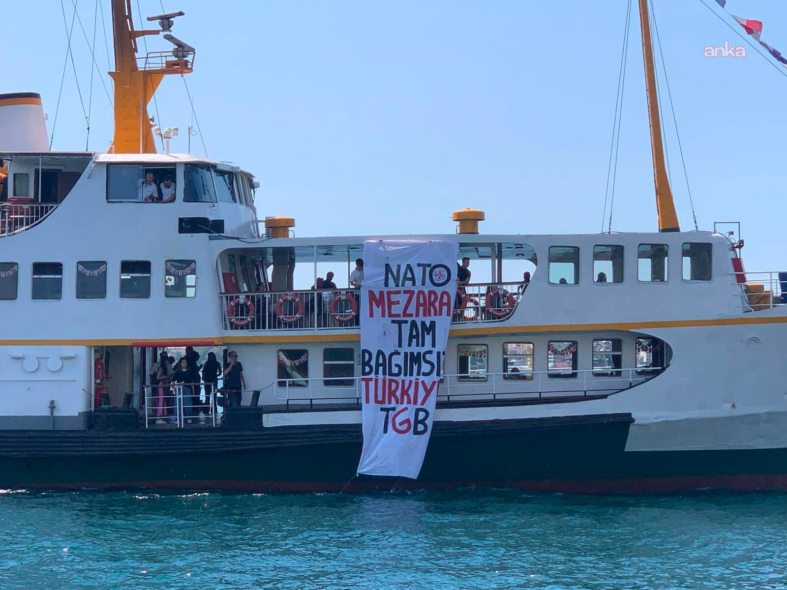 Vapurda pankart açan 4 kişi İstanbul'da gözaltına alındı