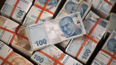 Küresel dev banka TL'den vazgeçtiKüresel finans devi Citigroup, artan jeopolitik riskler ve tırmanan enflasyon endişeleri doğrultusunda TL lehine açtığı kısa pozisyonu kapattı. Carry trade cazibesinin azaldığını belirten banka analistleri, dolar/TL karşısında "nötr" bir duruşa geçtiklerini duyurdu.